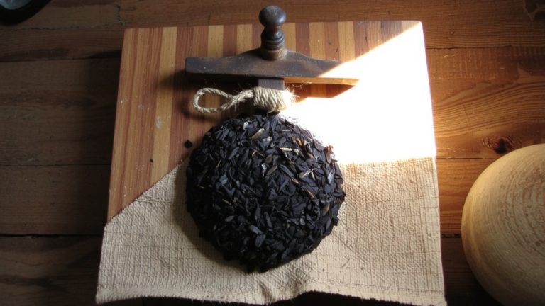 pressing aged pu erh cakes